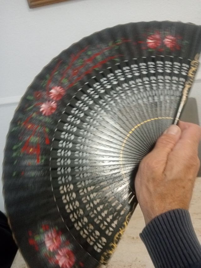 Abanico de madera con flores,es antiguo pintado