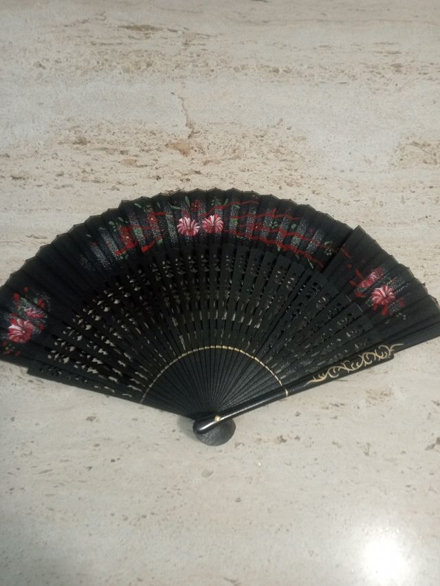 Abanico de madera con flores,es antiguo pintado