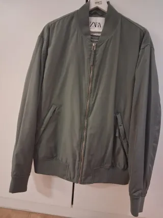 Cazadora bomber verde Zara