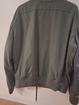 Cazadora bomber verde Zara