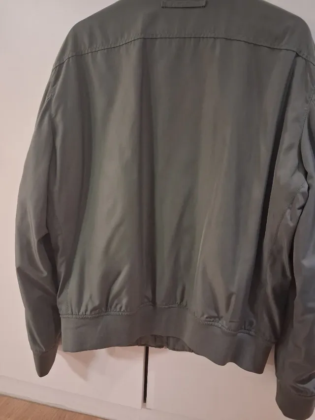 Cazadora bomber verde Zara