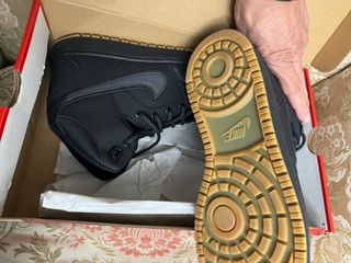 Botines Nike negros con suela marrón