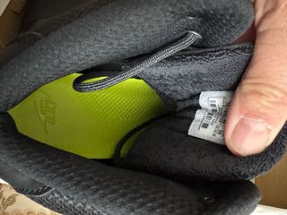 Botines Nike negros con suela marrón