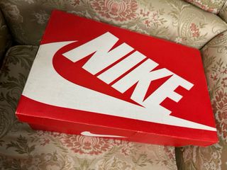 Botines Nike negros con suela marrón