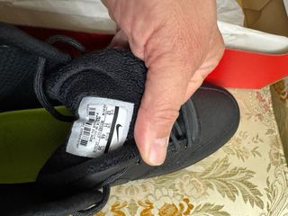 Botines Nike negros con suela marrón