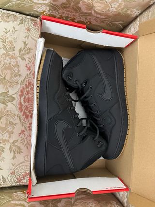 Botines Nike negros con suela marrón