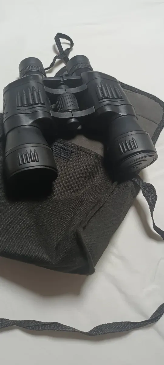 Prismáticos negros con funda