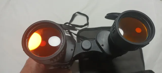 Prismáticos negros con funda