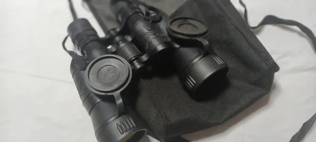 Prismáticos negros con funda