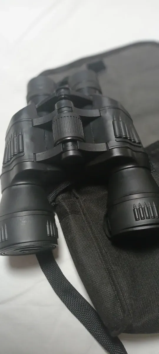 Prismáticos negros con funda