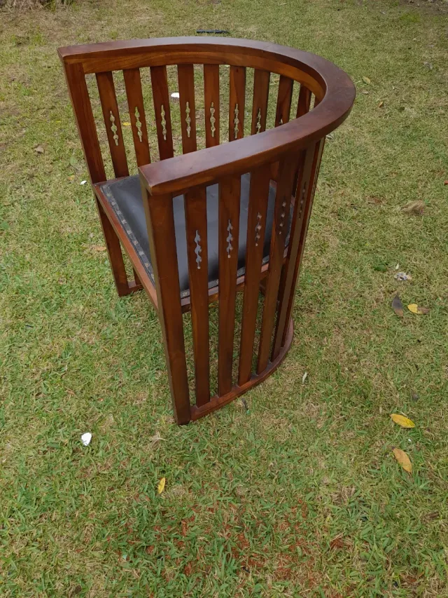 Silla antigua de madera