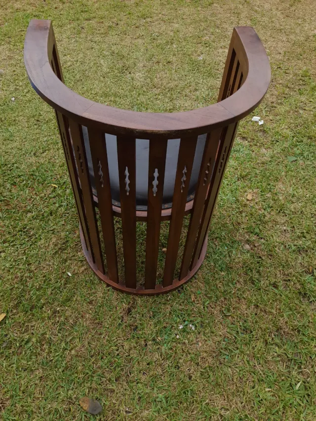 Silla antigua de madera