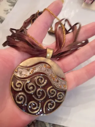 Colgante trisquel celta marrón y dorado