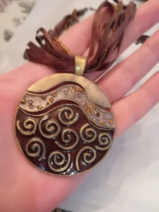 Colgante trisquel celta marrón y dorado