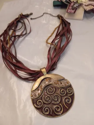 Colgante trisquel celta marrón y dorado