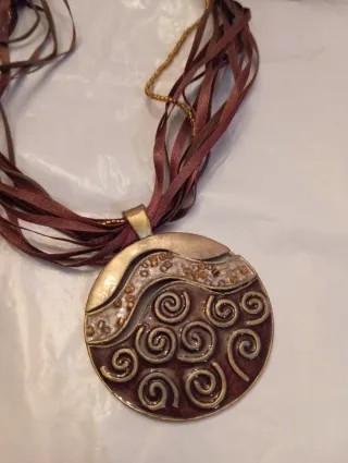 Colgante trisquel celta marrón y dorado