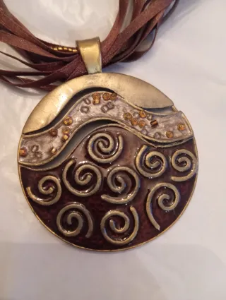 Colgante trisquel celta marrón y dorado