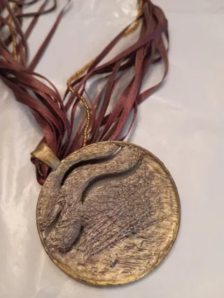 Colgante trisquel celta marrón y dorado