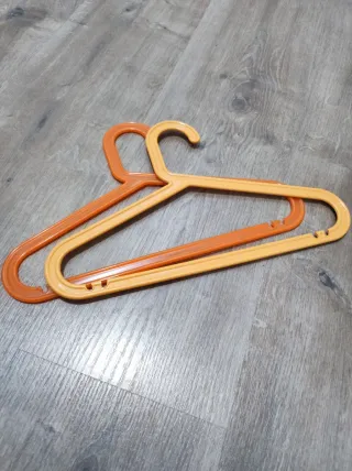 Perchas infantiles IKEA multicolor 60 unidades.