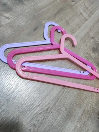 Perchas infantiles IKEA multicolor 60 unidades.