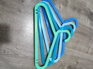 Perchas infantiles IKEA multicolor 60 unidades.