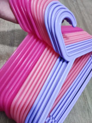 Perchas infantiles IKEA multicolor 60 unidades.