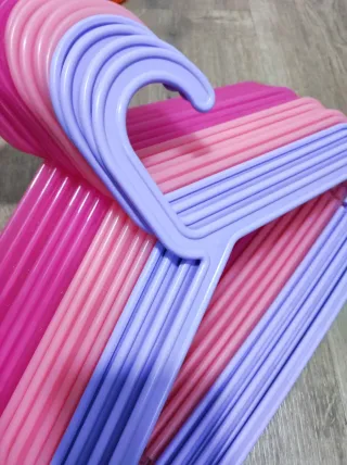 Perchas infantiles IKEA multicolor 60 unidades.