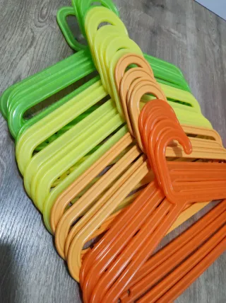 Perchas infantiles IKEA multicolor 60 unidades.