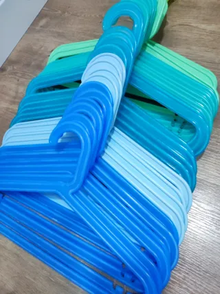 Perchas infantiles IKEA multicolor 60 unidades.