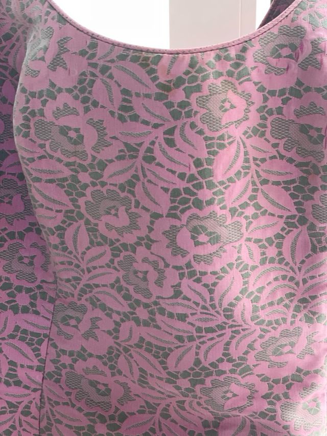 Traje de fiesta Carla Ruiz rosa y gris con bordado