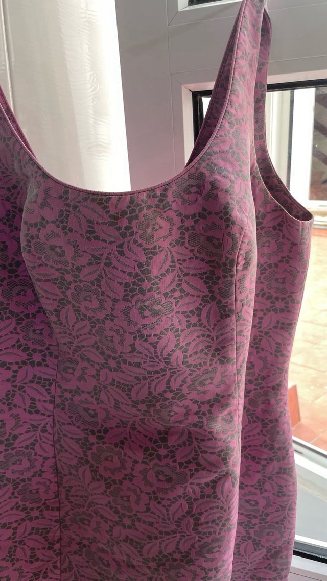 Traje de fiesta Carla Ruiz rosa y gris con bordado