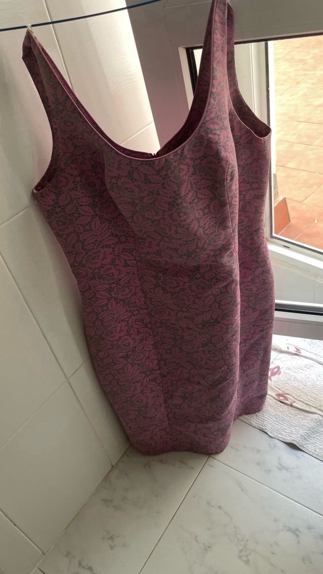 Traje de fiesta Carla Ruiz rosa y gris con bordado