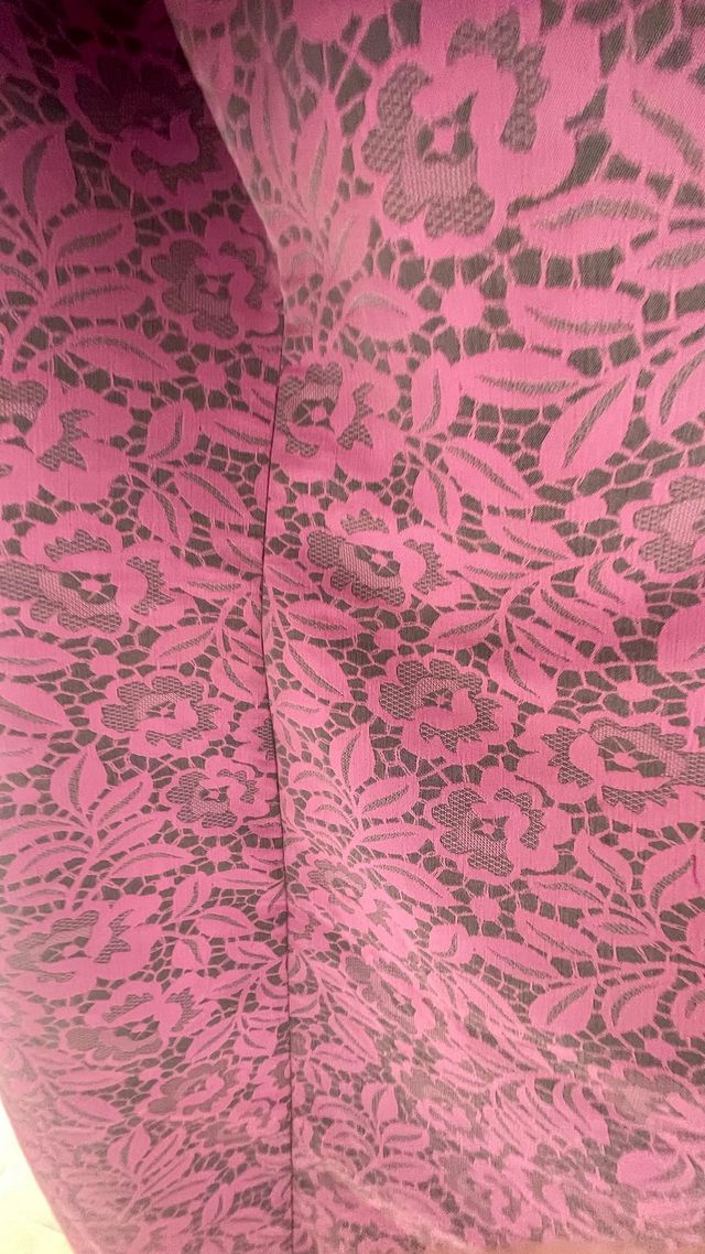 Traje de fiesta Carla Ruiz rosa y gris con bordado