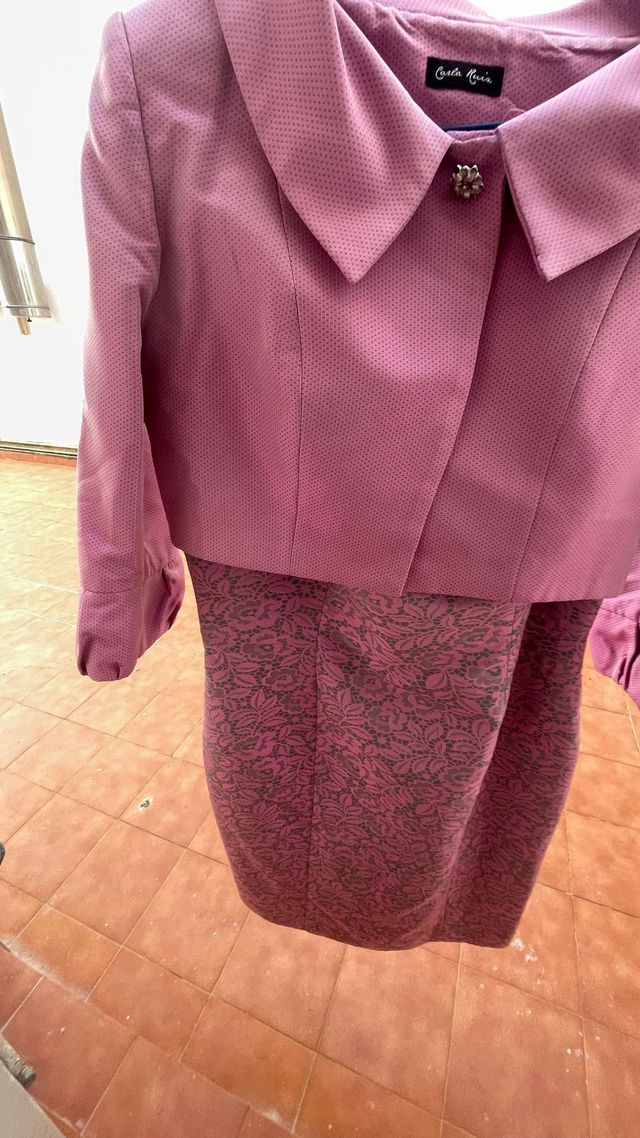 Traje de fiesta Carla Ruiz rosa y gris con bordado