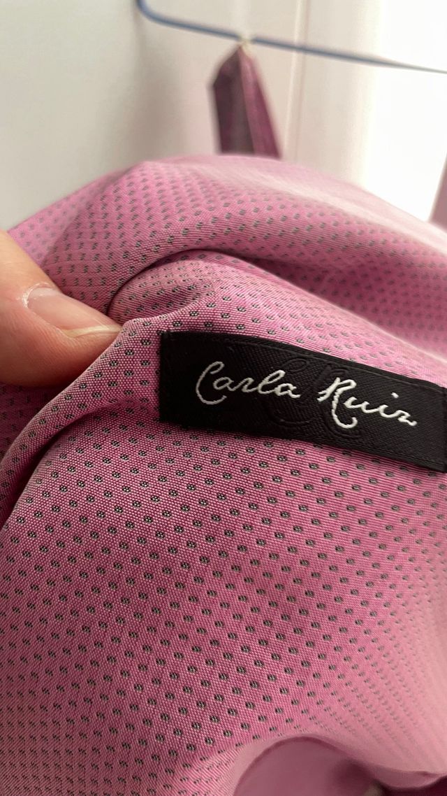 Traje de fiesta Carla Ruiz rosa y gris con bordado