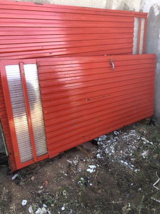 Puertas metálicas rojas