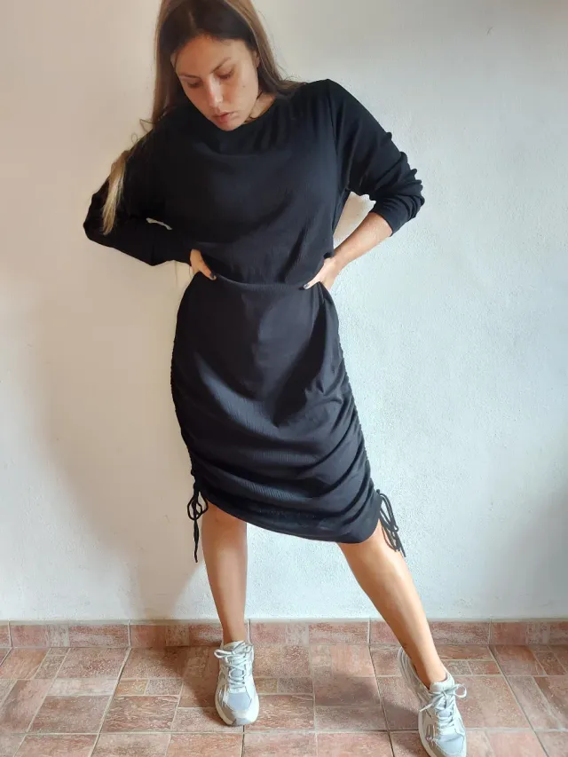 Vestido negro canalé con cordones