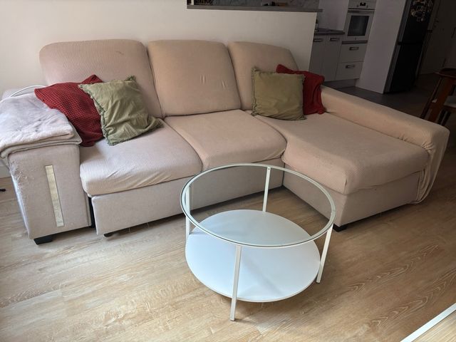 Divano letto e tavolino rotondo. Possibilità di ritiro