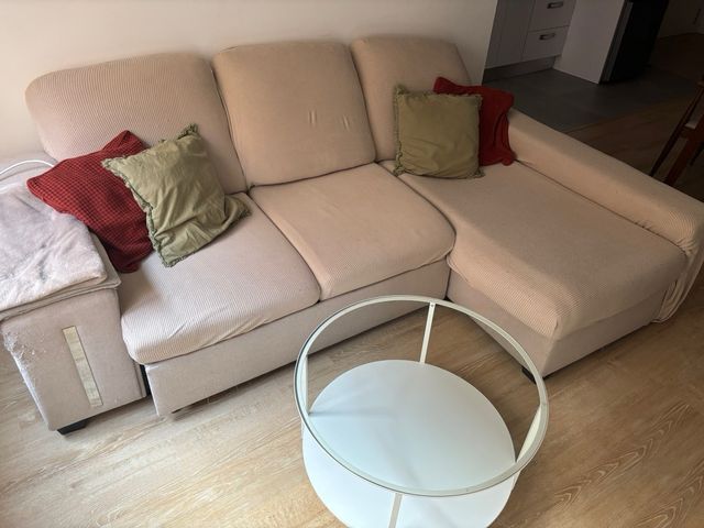 Divano letto e tavolino rotondo. Possibilità di ritiro