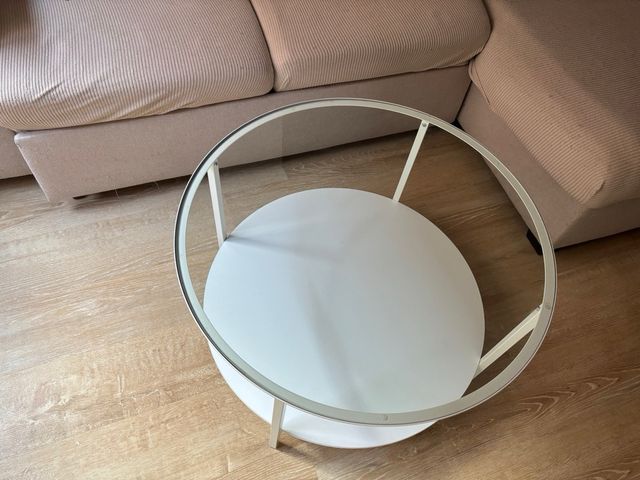 Divano letto e tavolino rotondo. Possibilità di ritiro