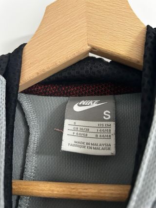 Sudadera sin mangas Nike gris y roja