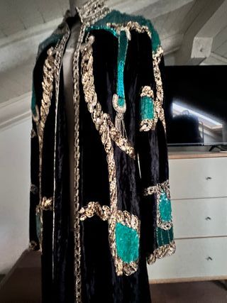 Abrigo Terciopelo Negro y Lentejuelas Verdes