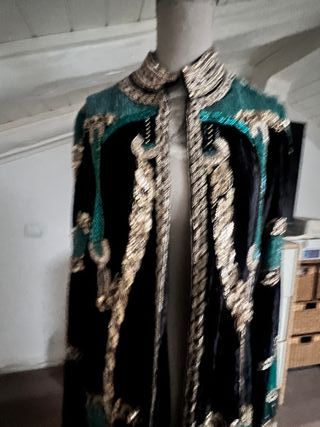 Abrigo Terciopelo Negro y Lentejuelas Verdes