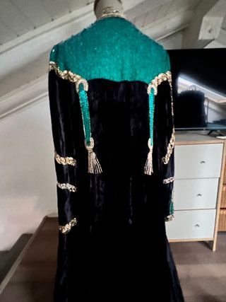 Abrigo Terciopelo Negro y Lentejuelas Verdes