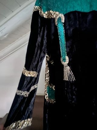 Abrigo Terciopelo Negro y Lentejuelas Verdes