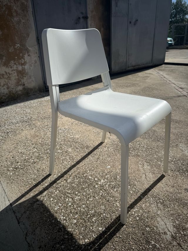 Sillas de plástico blancas
