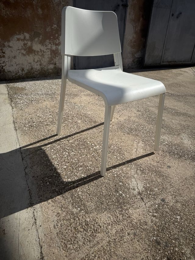 Sillas de plástico blancas