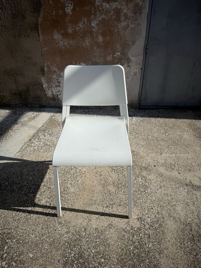 Sillas de plástico blancas