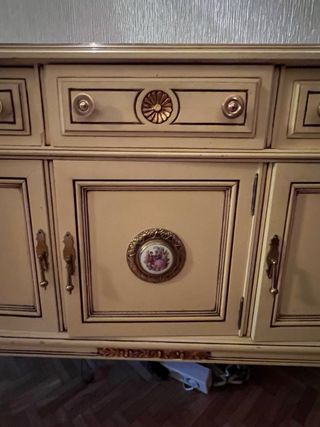 Mueble recibidor diseño antiguo beige y oro