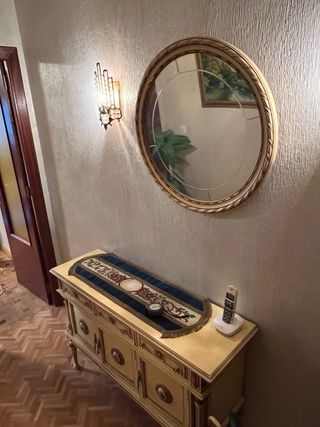 Mueble recibidor diseño antiguo beige y oro